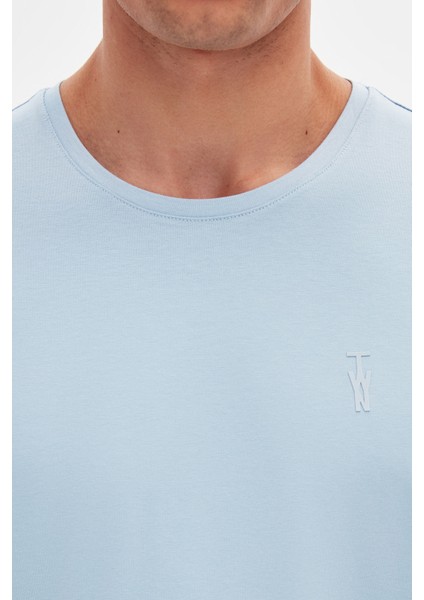 Slim Fit Açık Mavi Düz Kabartma Baskılı T-Shirt fırsatları