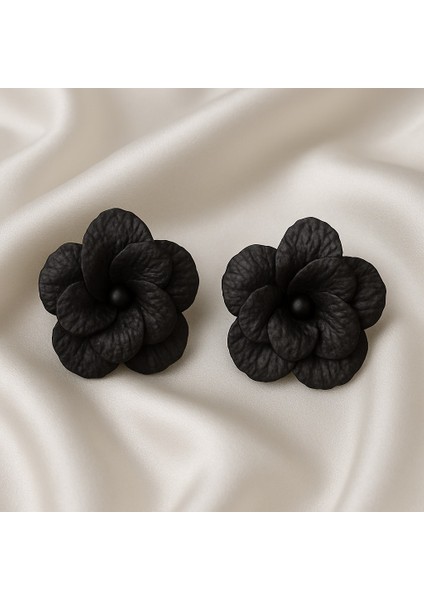 Fleur De Nuit – El Yapımı Siyah Çiçek Küpe | Şık & Zamansız Tasarım fiyatları