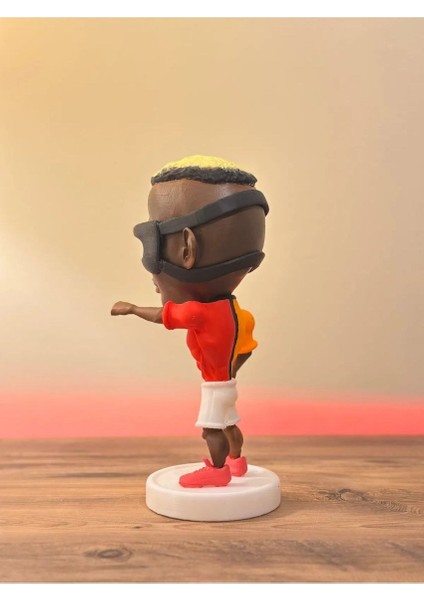 Osimhen 3D Futbolcu Taraftar Biblo Figür 15cm Erkek Gẩlẩtẩsẩrẩy Hediyelik Oyuncak Sarı Kırmızı Aslan indirimleri
