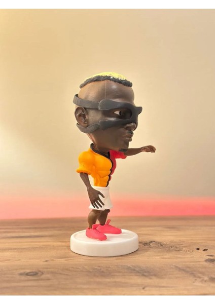 Osimhen 3D Futbolcu Taraftar Biblo Figür 15cm Erkek Gẩlẩtẩsẩrẩy Hediyelik Oyuncak Sarı Kırmızı Aslan fırsatları