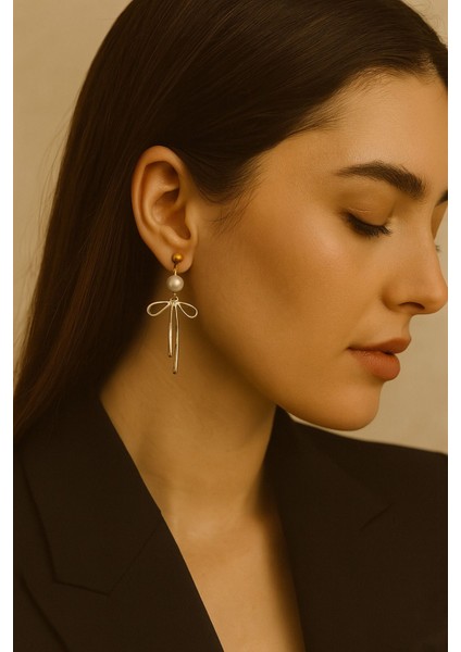 Noé Altın Fiyonk Detaylı Inci Görünümlü Küpe – Zarif ve Modern Tasarım