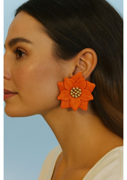 El Yapımı Turuncu Çiçek Küpe – Zarif & Canlı Tasarım