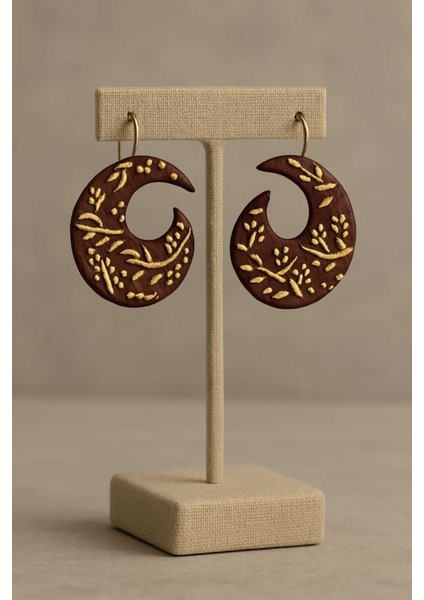 Golden Bloom El Yapımı Ahşap Küpe – Altın Desenli, Etnik Tasarım, Hafif ve Şık fiyatları