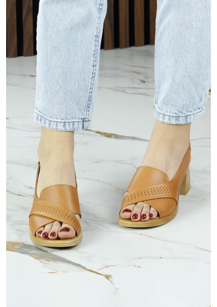 Seras Taba Hakiki Dana Derisi Çapraz Bantlı Delik Detaylı Kalın Topuklu Günlük Sandalet modelleri