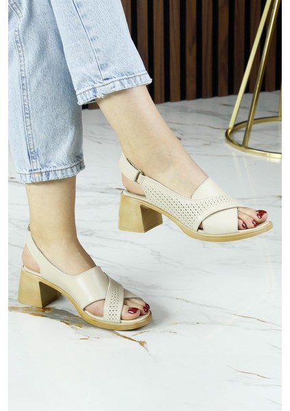 Seras Bej Hakiki Dana Derisi Çapraz Bantlı Delik Detaylı Kalın Topuklu Günlük Sandalet