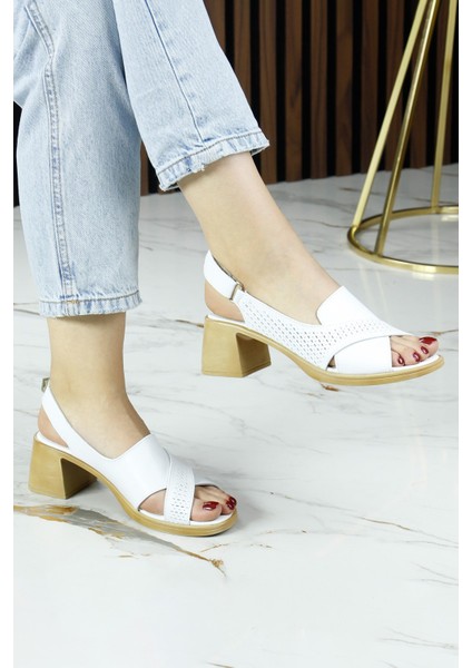 Seras Beyaz Hakiki Dana Derisi Çapraz Bantlı Delik Detaylı Kalın Topuklu Günlük Sandalet