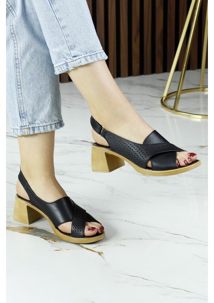 Seras Siyah Hakiki Dana Derisi Çapraz Bantlı Delik Detaylı Kalın Topuklu Günlük Sandalet