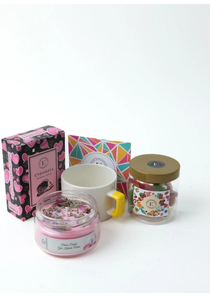 Hediyelik-Pembe Düşler Gül Kokulu Mum - Kalpli Premium Filtre Kahve 100 gr - Seramik Kupa - Yumuşak Şeker 180 gr - Hediye Kartı fiyatları