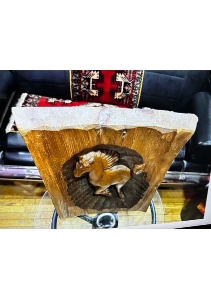 Avrupa Ahşap Üzerinde El Oyması At Figürü 45 cm x 33 cm x 6,5 cm Ölçülerinde