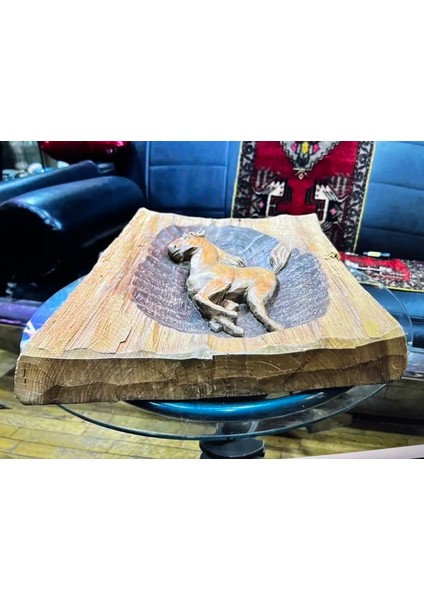 Avrupa Ahşap Üzerinde El Oyması At Figürü 45 cm x 33 cm x 6,5 cm Ölçülerinde modelleri