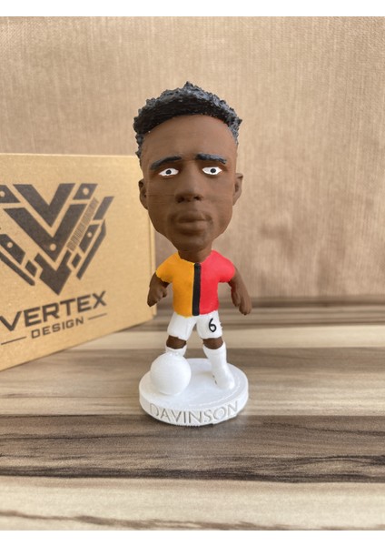 Davinson Sanchez Gẩlẩtẩsẩrẩy 3D Futbolcu Taraftar Biblo Figür Erkek Hediyelik Oyuncak Sarı Kırmızı Aslan Erkek Sevgiliye Hediye Doğum Günü Hediyesi Dekorasyon Masa Süsü , Kişiye Özel Hediye