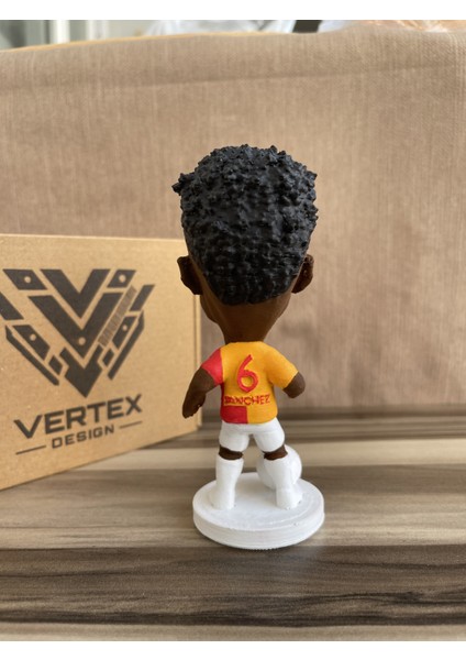 Davinson Sanchez Gẩlẩtẩsẩrẩy 3D Futbolcu Taraftar Biblo Figür Erkek Hediyelik Oyuncak Sarı Kırmızı Aslan Erkek Sevgiliye Hediye Doğum Günü Hediyesi Dekorasyon Masa Süsü , Kişiye Özel Hediye fırsatları