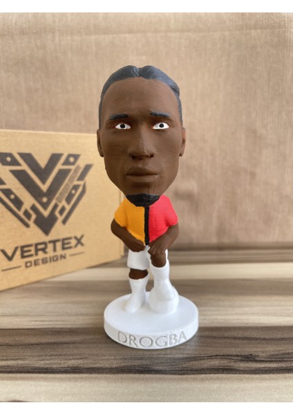 Drogba Gẩlẩtẩsẩrẩy 3D Futbolcu Taraftar Biblo Figür Erkek Hediyelik Oyuncak Sarı Kırmızı Aslan Erkek Sevgiliye Hediye Doğum Günü Hediyesi Dekorasyon Masa Süsü , Kişiye Özel Hediye