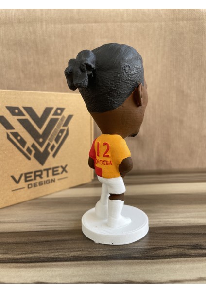 Drogba Gẩlẩtẩsẩrẩy 3D Futbolcu Taraftar Biblo Figür Erkek Hediyelik Oyuncak Sarı Kırmızı Aslan Erkek Sevgiliye Hediye Doğum Günü Hediyesi Dekorasyon Masa Süsü , Kişiye Özel Hediye fırsatları