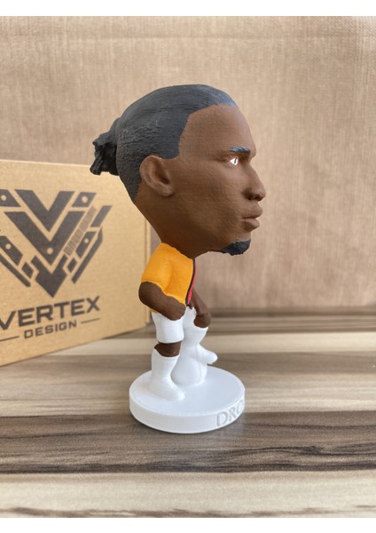 Drogba Gẩlẩtẩsẩrẩy 3D Futbolcu Taraftar Biblo Figür Erkek Hediyelik Oyuncak Sarı Kırmızı Aslan Erkek Sevgiliye Hediye Doğum Günü Hediyesi Dekorasyon Masa Süsü , Kişiye Özel Hediye