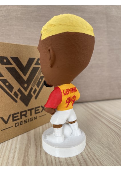 Lemina Gẩlẩtẩsẩrẩy 3D Futbolcu Taraftar Biblo Figür Erkek Hediyelik Oyuncak Sarı Kırmızı Aslan Erkek Sevgiliye Hediye Doğum Günü Hediyesi Dekorasyon Masa Süsü , Kişiye Özel Hediye modelleri