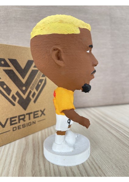 Lemina Gẩlẩtẩsẩrẩy 3D Futbolcu Taraftar Biblo Figür Erkek Hediyelik Oyuncak Sarı Kırmızı Aslan Erkek Sevgiliye Hediye Doğum Günü Hediyesi Dekorasyon Masa Süsü , Kişiye Özel Hediye indirimleri