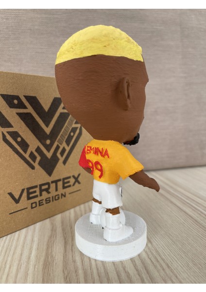 Lemina Gẩlẩtẩsẩrẩy 3D Futbolcu Taraftar Biblo Figür Erkek Hediyelik Oyuncak Sarı Kırmızı Aslan Erkek Sevgiliye Hediye Doğum Günü Hediyesi Dekorasyon Masa Süsü , Kişiye Özel Hediye