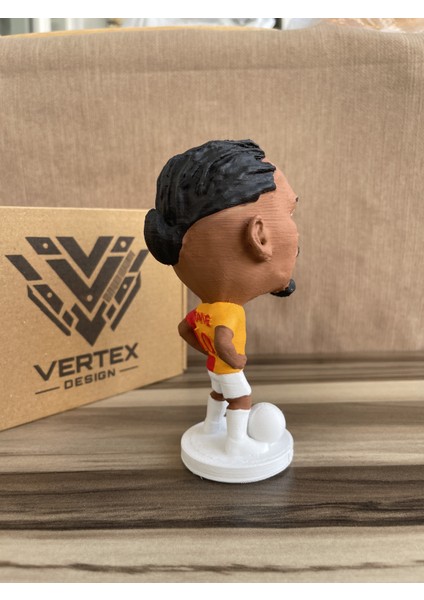 Leroy Sane Gẩlẩtẩsẩrẩy 3D Futbolcu Taraftar Biblo Figür Erkek Hediyelik Oyuncak Sarı Kırmızı Aslan Erkek Sevgiliye Hediye Doğum Günü Hediyesi Dekorasyon Masa Süsü , Kişiye Özel Hediye indirimleri