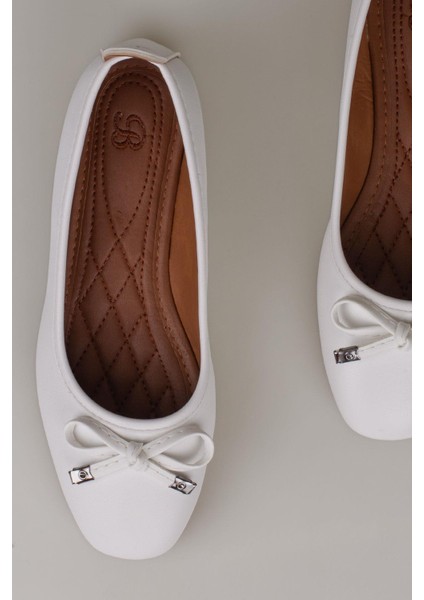 Beyaz Fiyonk Bağlama Düz Babet fırsatları