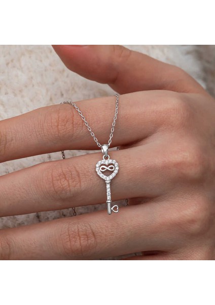 Gümüş Kalpli Sonsuzluk Anahtar Kadın Kolye