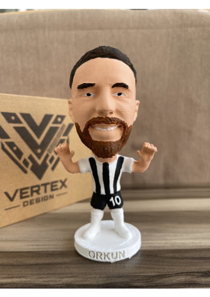 Orkun Kökçü Bêşiktẩş 3D Futbolcu Taraftar Biblo Figür Erkek Hediyelik Oyuncak Siyah Beyaz Kartal Erkek Sevgiliye Hediye Doğum Günü Hediyesi Dekorasyon Masa Süsü , Kişiye Özel Hediye