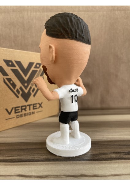 Orkun Kökçü Bêşiktẩş 3D Futbolcu Taraftar Biblo Figür Erkek Hediyelik Oyuncak Siyah Beyaz Kartal Erkek Sevgiliye Hediye Doğum Günü Hediyesi Dekorasyon Masa Süsü , Kişiye Özel Hediye