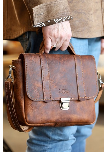 Kahverengi Küçük Postacı Çantası, Şık ve Kullanışlı Taşımalık