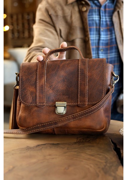 Kahverengi Küçük Postacı Çantası, Şık ve Kullanışlı Taşımalık