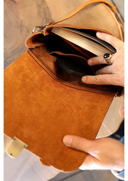 Kahverengi Küçük Postacı Çantası, Şık ve Kullanışlı Taşımalık