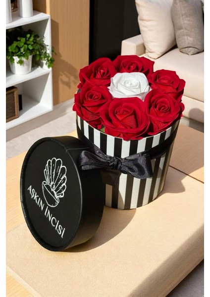 Sevgiliye Özel Hediye Gül Kutu Kırmızı Beyaz Hediyelik Çiçek Doğum Günü Sepeti Kız Arkadaşa Sevgili modelleri