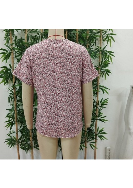 Kadın Kısa Kollu Çentikli V Yaka ve Düğme Detaylı Çiçek Desenli Süprem Bluz