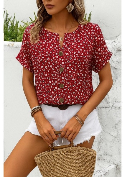 Kadın Kısa Kollu Çentikli V Yaka ve Düğme Detaylı Çiçek Desenli Süprem Bluz