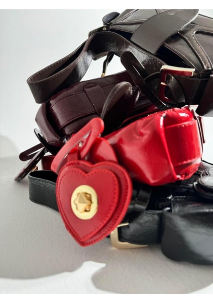 Kırmızı Rugan Detaylı Kalp Tokalı Şık Çanta