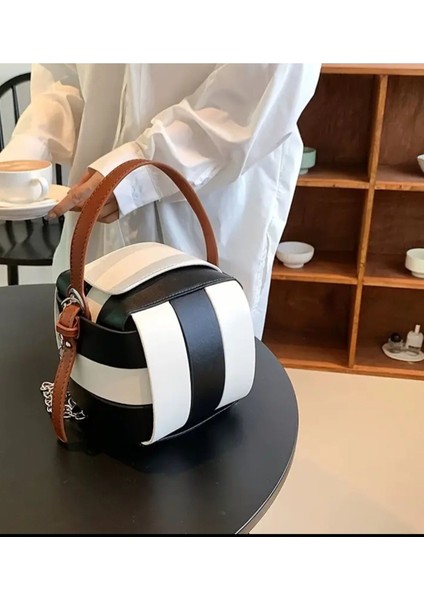 Şık Siyah Beyaz Küp El ve Omuz Çanta, Zarif ve Modern Tasarım