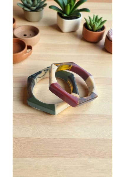 Haki Renk Köşeli Akrilik Bileklik, Şık ve Modern Tasarım. fiyatları