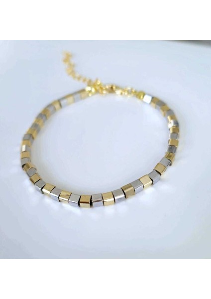 Küp Detaylı Şık Gümüş Bileklik, Zarif ve Özgün Tasarım.