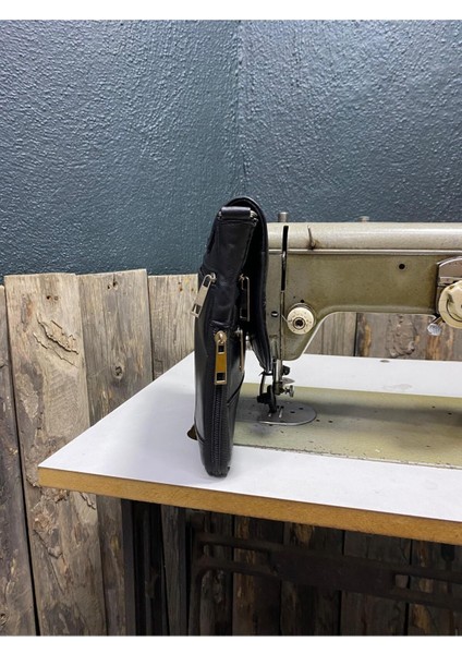 Şık Siyah Erkek Orta Boy Kapaklı Postacı Çantası modelleri