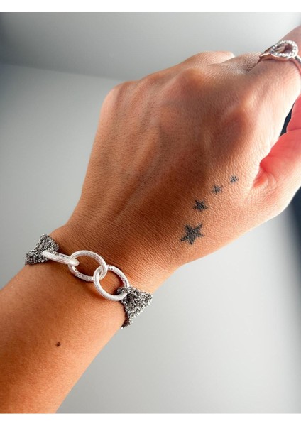 El Yapımı Gri Zincir Bileklik, Şık ve Özgün Takı Seçeneği fiyatları