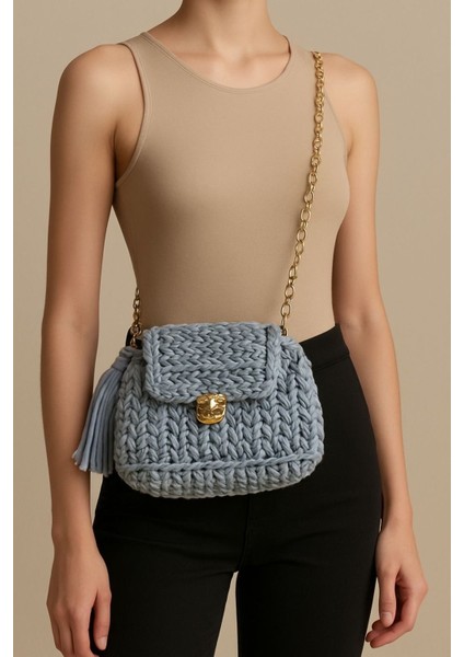 El Yapımı Mavi Zincirli Örgü Çanta, Şık ve Hafif Tasarım