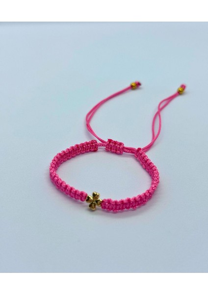 Pembe Yonca Figürlü Makrome Bileklik, Şık ve Özgün Takı Seçeneği