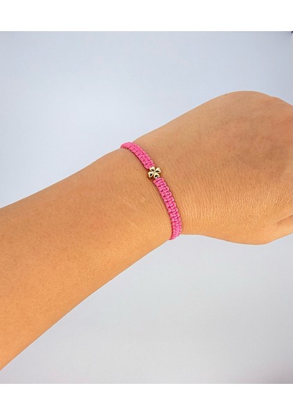 Pembe Yonca Figürlü Makrome Bileklik, Şık ve Özgün Takı Seçeneği fiyatları