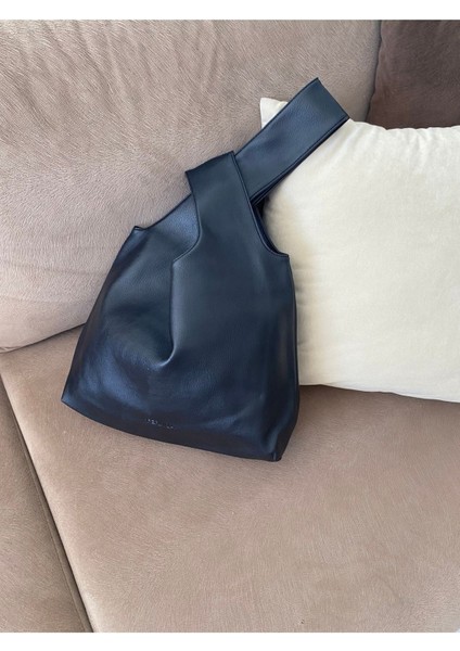 Şık Siyah Midi Pouch Çanta, Günlük ve Şık Kullanım Için Ideal
