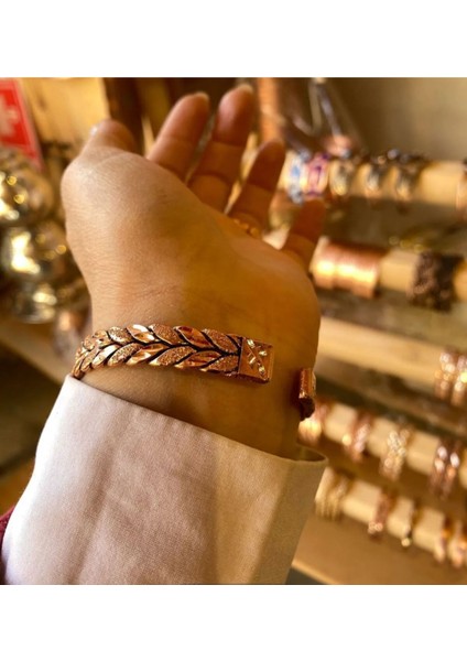 Parlak Bakır Bileklik, Şık ve Doğal Tasarım, El Yapımı Takı, Sağlıklı ve Dayanıklı Aksesuar fiyatları