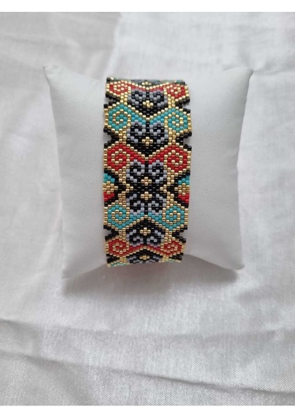 Renkli ve Şık Bir Bileklik, Günlük Kullanım Için Ideal Aksesuar