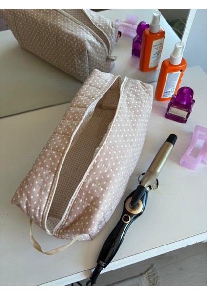 Kalp Desenli Bej Saç Şekillendirici Çantası 35x14x12 cm, Dyson Uyumlu XXL Makyaj ve Kozmetik Organizer, %100 Pamuklu, 30 Derecede Yıkanabilir, Seyahat ve Hediye İçin Ideal fırsatları