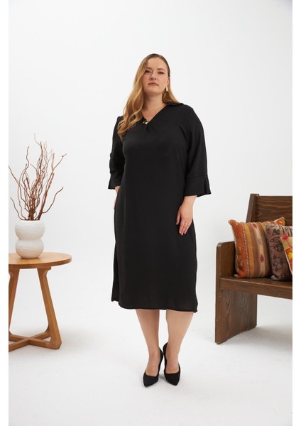 Yaka Broş Detaylı Yırtmaçlı Büyük Beden Elbise Siyah