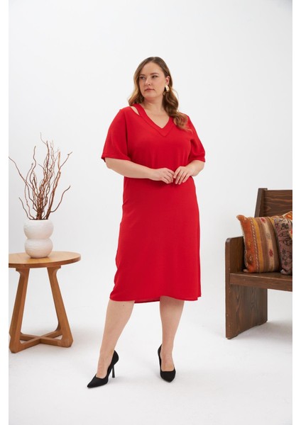 Yaka Detaylı Yırtmaçlı Büyük Beden Elbise Kırmızı