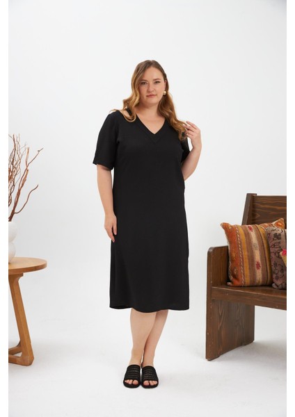 Yaka Detaylı Yırtmaçlı Büyük Beden Elbise Siyah