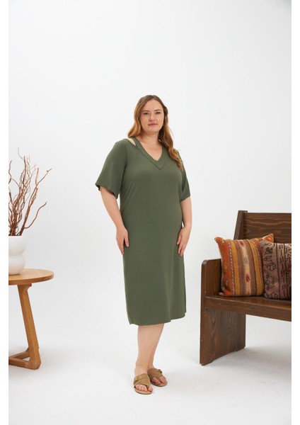 Yaka Detaylı Yırtmaçlı Büyük Beden Elbise Haki fiyatları